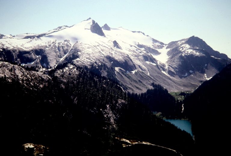 Glaciated Snowking Mountain stands across the Found Creek valley from Kindy Ridge
