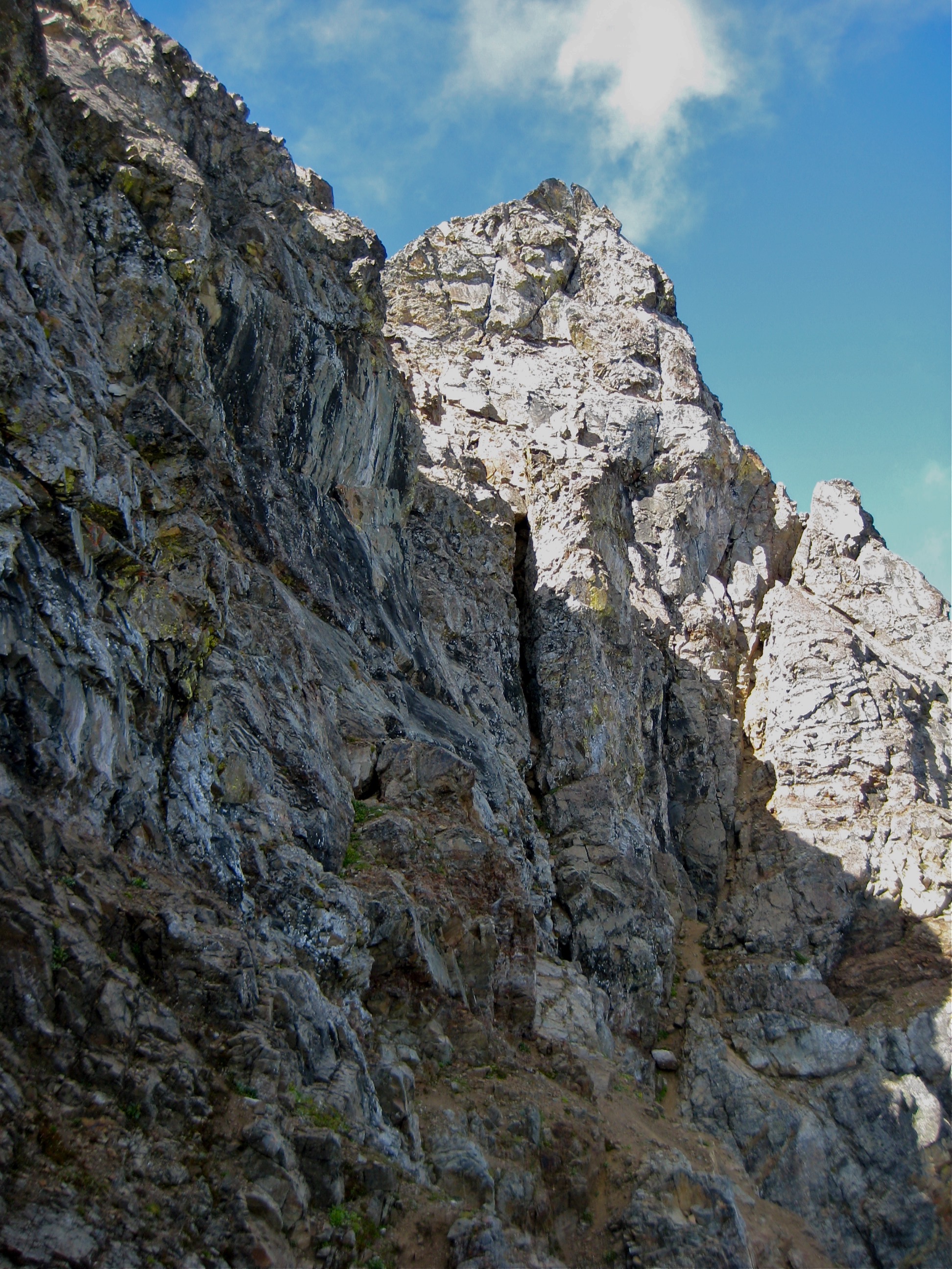 rocky cliffs on American Border Peak with an exposed chimney in the Mt Baker Wilderness