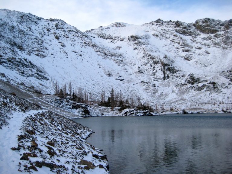 Autumn snow covers Abernathy Peak above Scatter Lake
