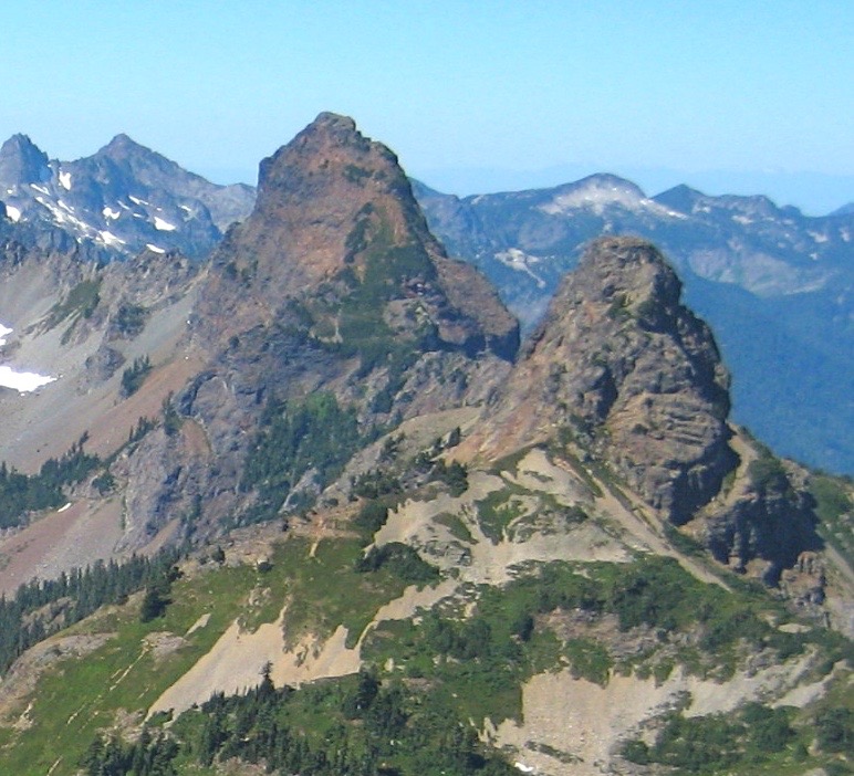 Mt Thomson in the Snoqualmie Mountains rises into the sky like a minature Matterhorn
