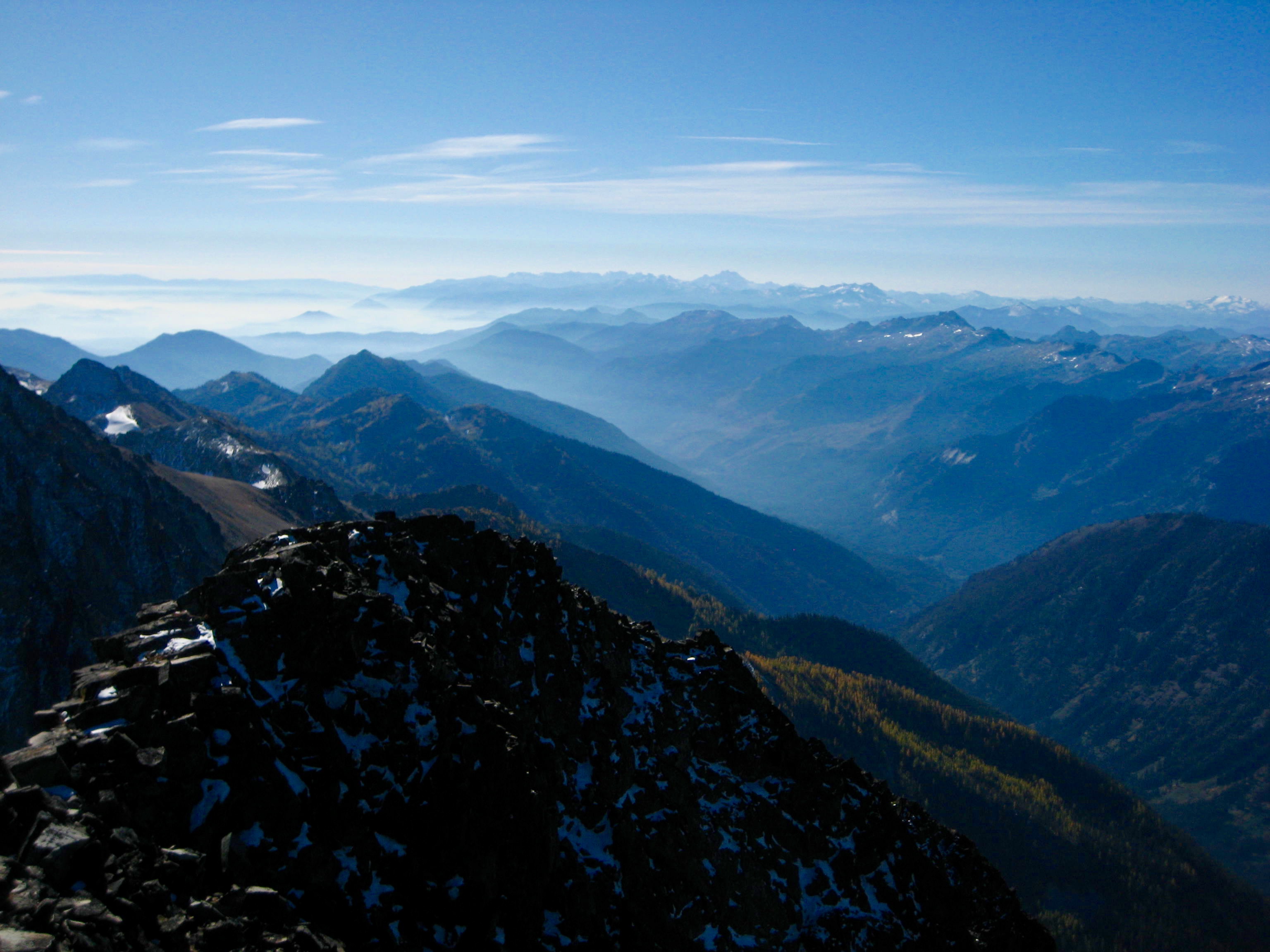 mt stuart mountain range in the distance from the summit of Seven-Fingered Jack in the Entait Mountains
