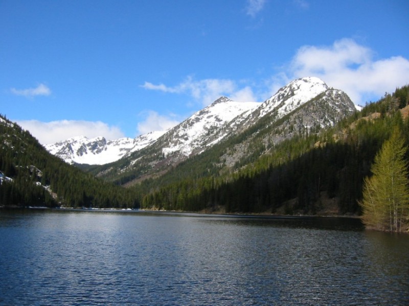 Hi-Jack Peak and snowy Jack Ridge lies at the end of Eightmile Lake