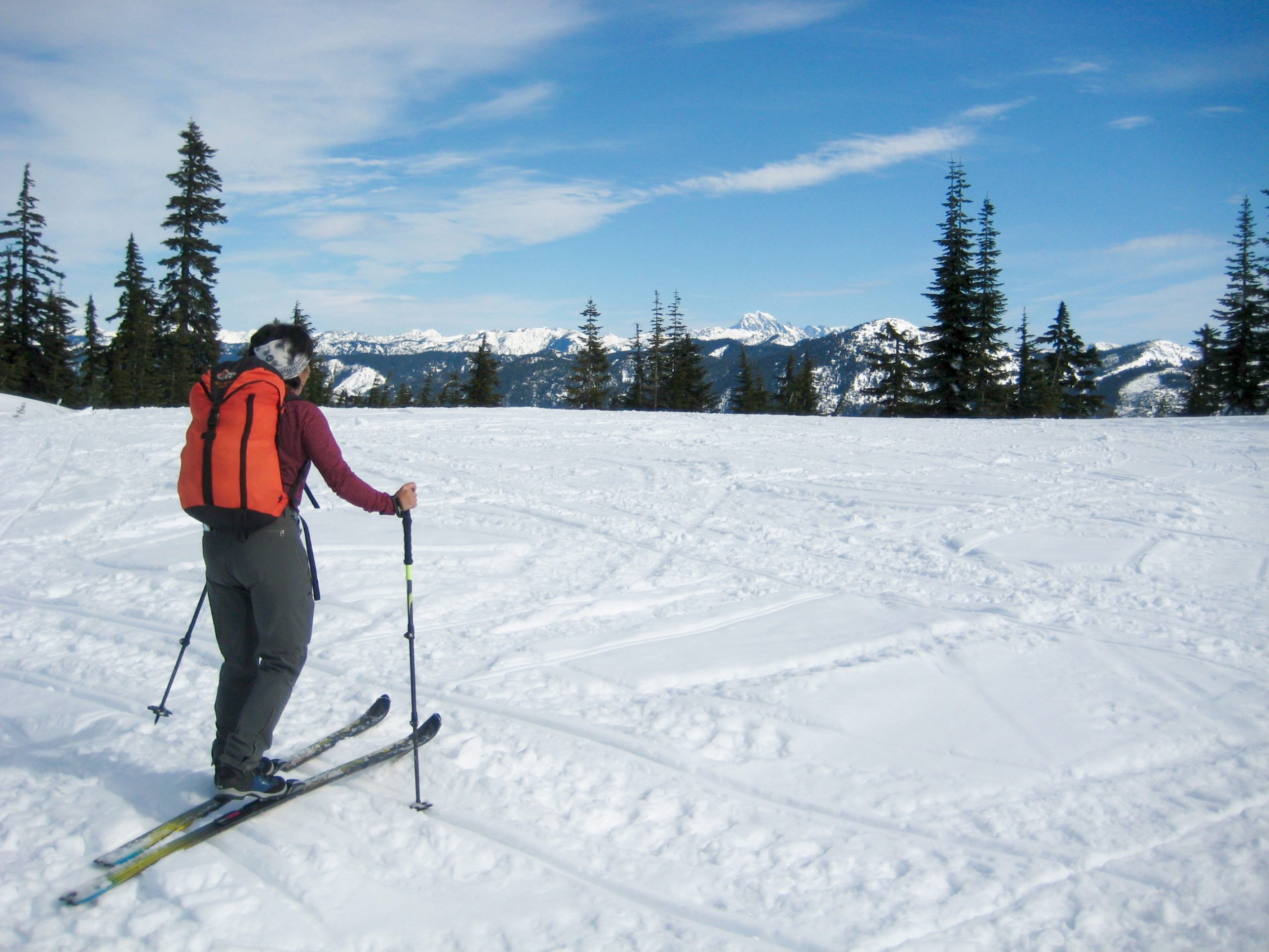 A backcountry skier glides over Keechelus Tower Knoll during the Keechelus Ridge Ski Loop